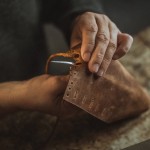 Ароматна свещ FLORENCE / Tuscan Leather в стъклен съд 'MONECO', 220 г = 45 часа Ароматна свещ FLORENCE / Tuscan Leather в стъклен съд 'MONECO', 220 г = 45 часа